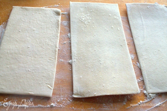 Для приготовления достать слоеное тесто и дать слегка разморозиться на доске с мукой.