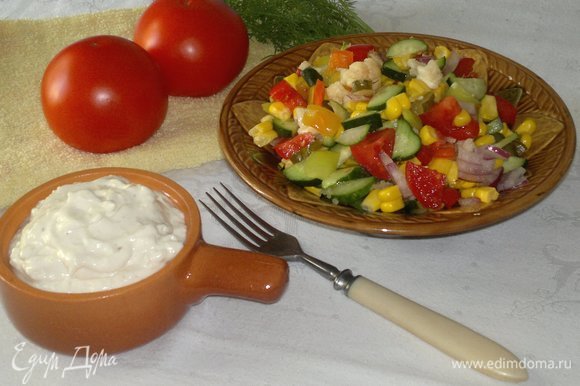 Выложить салат в вазу, соус подать отдельно. Заправить салат соусом непосредственно перед едой. Приятного аппетита!