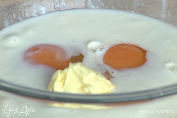 Вбить 2 яйца, добавить сливочное масло и перемешать.