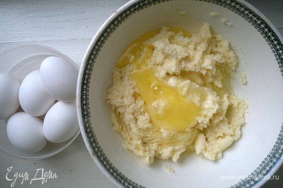 В масляно-сахарную массу по одному добавлять яйца и продолжать взбивать.