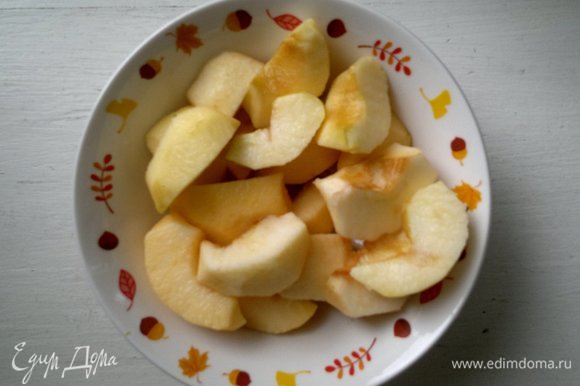 Яблоки почистить от кожуры, разрезать на 6 равных частей, вырезать семена. Сбрызнуть дольки яблок лимонным соком.