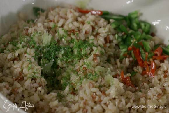 Красный и зеленый перец чили мелко порубить, добавить к рису, все посолить.