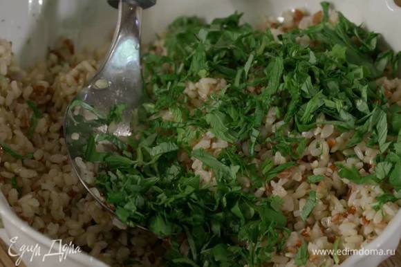 Базилик, мяту и зеленый лук мелко порезать, посыпать рис и перемешать.