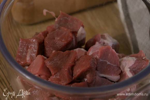 Мясо, фисташки, лук, чеснок и руколу измельчить в мясорубке.