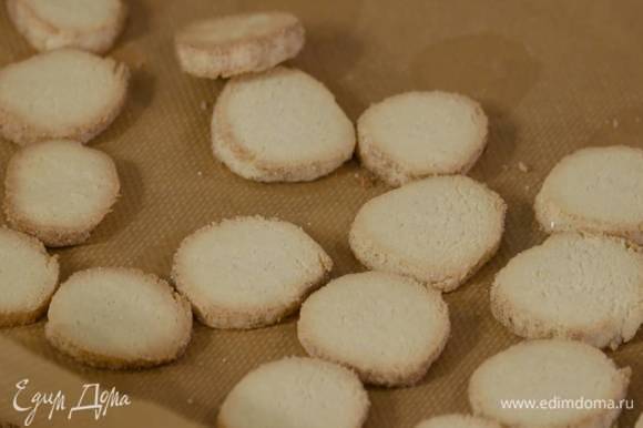 Выложить печенье на противень, выстеленный бумагой для выпечки и выпекать в разогретой духовке 5‒7 минут.