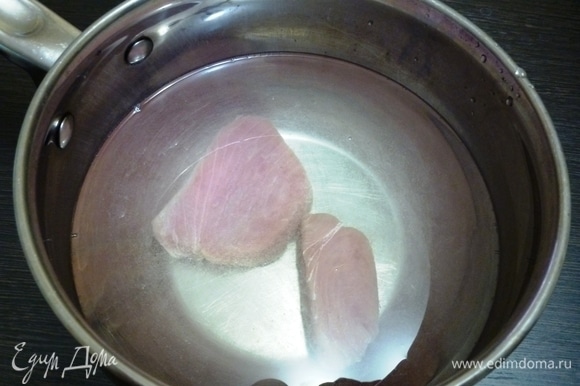 Теперь необходимо вымочить куски соленого тунца. Для этого следует замочить его в большом количестве холодной воды на 6–8 часов, регулярно меняя воду. Из рыбы должна выйти лишняя соль.
