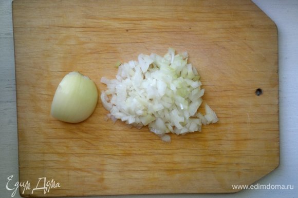Для овощной начинки лук почистить, мелко нарезать.