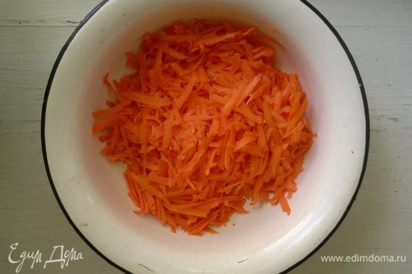 Морковь почистить, натереть на крупной терке.