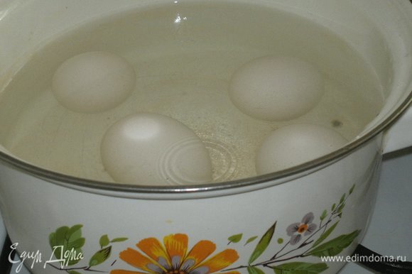 Для яичной начинки яйца сварить вкрутую. Остудить, почистить.