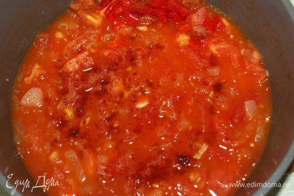 Добавляем к помидорам мелко нарезанный перец, сладкий молотый перец, соль. Вливаем воду, тушим 2 минуты.