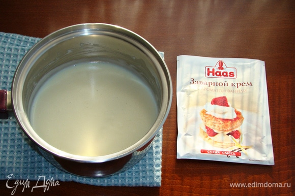Пока торт застывает, приготовим ванильный заварной крем Haas. Для этого необходимо замочить содержимое пакетика желатина Haas в небольшом количестве воды и приготовить 2 порции заварного ванильного крема Haas.