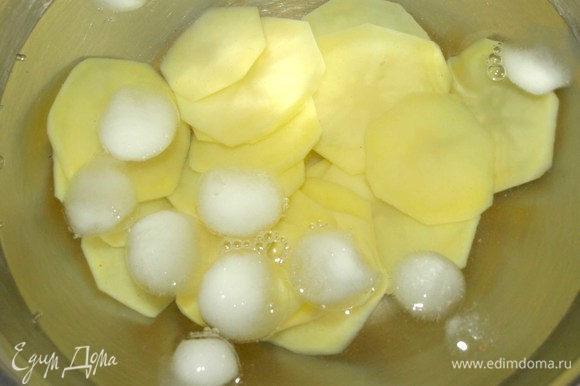 Картофель бланшируем в подсоленной кипящей воде 1 минуту. Сливаем горячую воду и отправляем овощ в ледяную. Достать картофель из воды, обсушить.