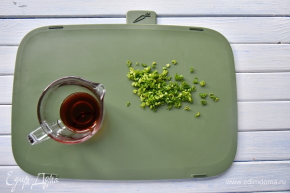 В соуснике соединить соевый соус и измельченный зеленый лук.
