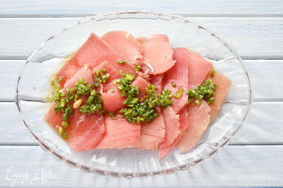 Залить подготовленный тунец соусом. Подавать к столу блюдо можно уже через 15 минут.