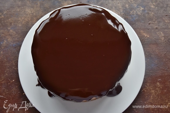 Верх торта залить глазурью из растопленного на водяной бане шоколада, смешанного со сливочным маслом. Украсить торт по желанию.