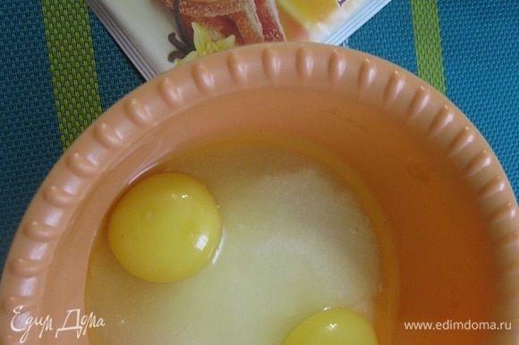 Массу из яиц, сахара и ванильного сахара Haas взбить венчиком до растворения сахара.