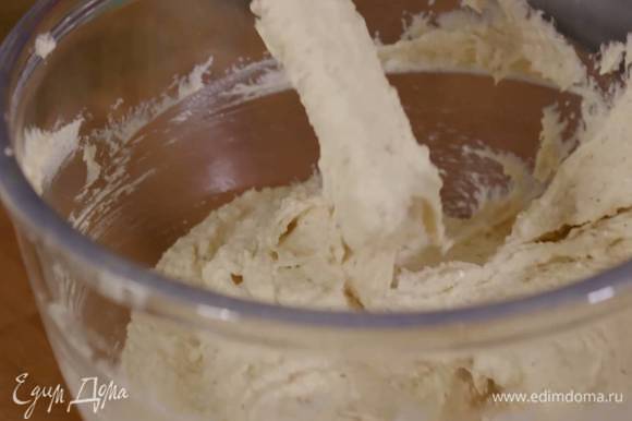 Муку перемешать с разрыхлителем, измельченным фундуком и солью, затем добавить сливочную массу и лопаткой вымешать тесто.