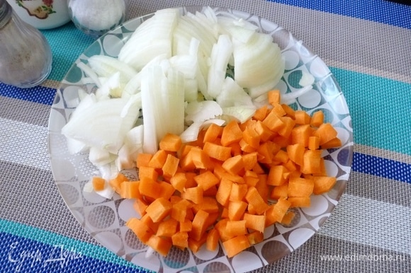 Нарезать лук четвертькольцами. Морковь нарезать на мелкие кубики.