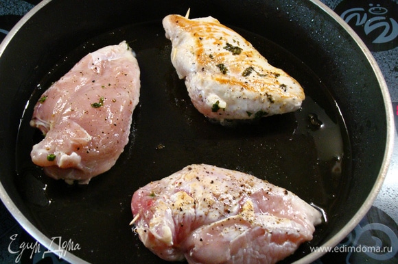 Куриное филе ТМ «Петруха» обжарить на сковороде с двух сторон до румяного цвета.