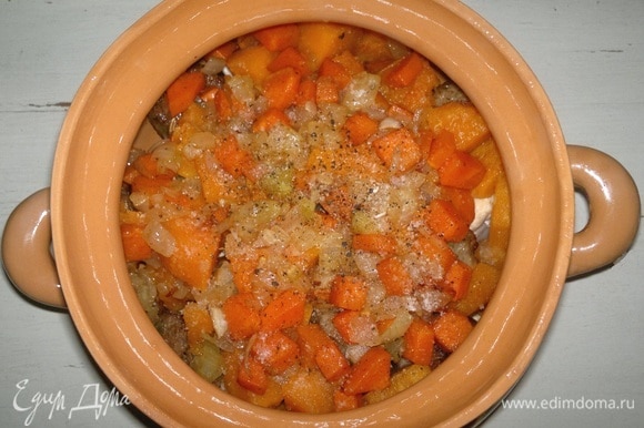 На тыкву выложить вторую половину обжаренных лука и моркови. Немного посолить, поперчить, залить холодной кипяченой водой.