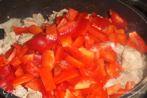 Нарезать перец добавить его к мясу. Тушить под крышкой на умеренном огне до готовности свинины.