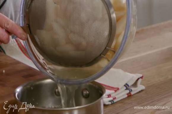 Слить из настоявшихся груш сироп и в небольшой кастрюле уварить его вполовину.