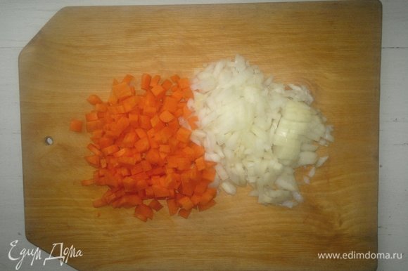 Лук и морковь почистить, нарезать небольшими кубиками.
