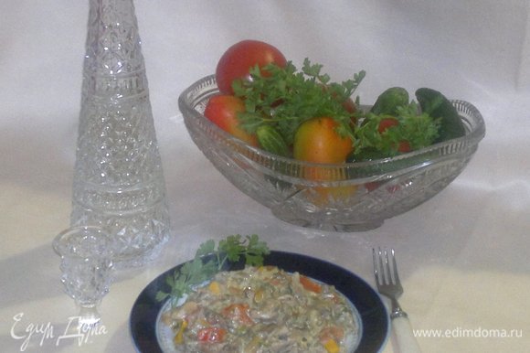Вешенки с овощами, тушенные в сметане, готовы. Разложить блюдо по тарелкам и подать на красиво сервированный стол.