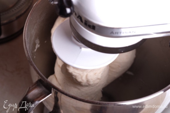 Добавить соль, сахар и масло комнатной температуры, начать замешивать тесто на второй скорости миксера.
