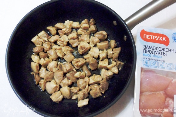 Разогреть в глубокой сковороде оливковое масло и обжарить куриное филе на среднем огне около 5 минут.
