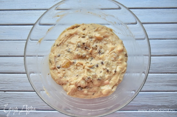 Добавить в тесто измельченные орехи, шоколад и кубики груши.