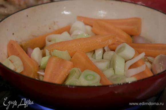 В сковороде, где жарился кролик, обжарить подготовленные овощи, так чтобы они пропитались маслом.