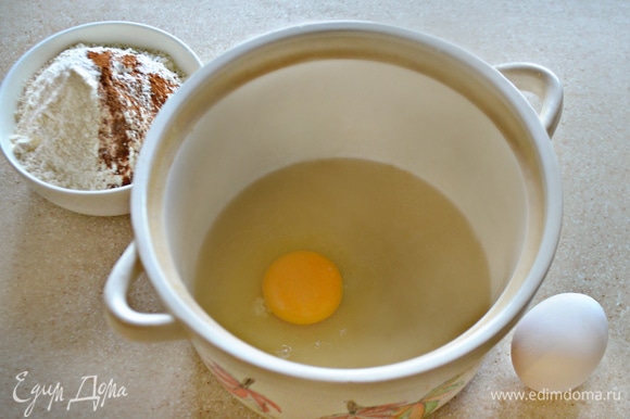 В кастрюле или миске смешайте сахар и растительное масло. По одному добавьте яйца, каждый раз тщательно взбивая. Отдельно смешайте муку, корицу, соль, мускатный орех и разрыхлитель. Частями добавляйте смесь из яиц, сахара и масла в мучную смесь, взбивая миксером.