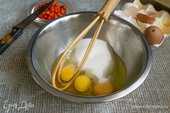 Яйца взбиваем с сахаром, добавляем щепотку мелкой соли для баланса вкусов.