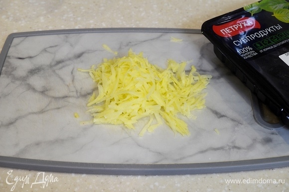 Картофель почистите и натрите на крупной терке.