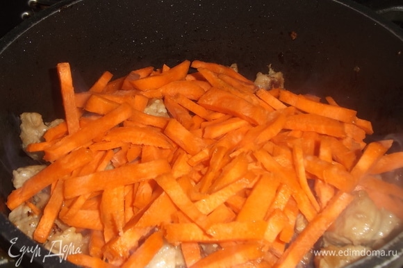 Всыпать нарезанную соломкой морковь и зиру.