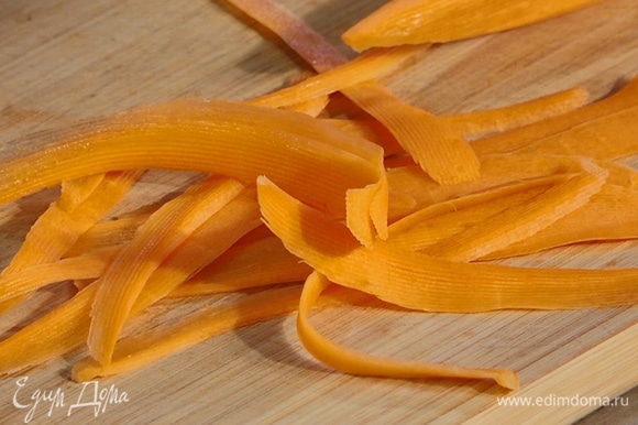 Морковь нарезать с помощью овощерезки.