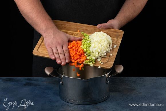 Налейте в кастрюлю растительное масло, добавьте все нарезанные овощи, обжарьте на среднем огне 5 минут.