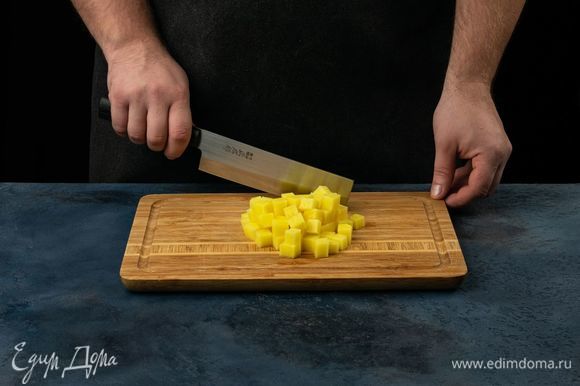 Нарежьте картофель небольшими кубиками.