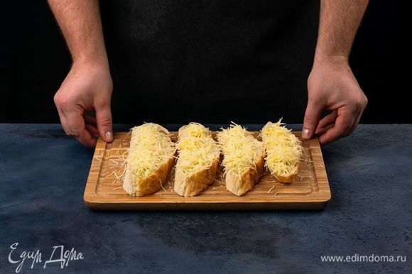 Посыпьте сыром и поставьте в разогретую духовку, подождите, пока сыр подрумянится.