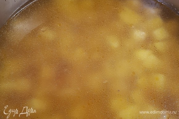 Картофель почистить и нарезать кубиками. Выложить в бульон картофель, лук и морковь. Посолить по вкусу и варить до готовности овощей.