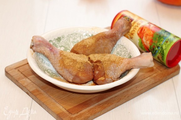 Промаринованные без соуса голени посыпаем приправой для курицы. Состав сухой приправы: чеснок, лук, перец, куркума, корень сельдерея, кумин и соль.
