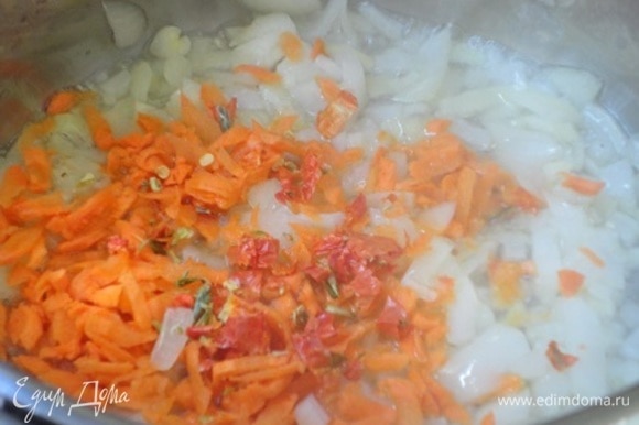Пассеруем лук, чеснок, морковь и хлопья острого красного перца прямо в кастрюле с толстым дном, добавив растительное масло.