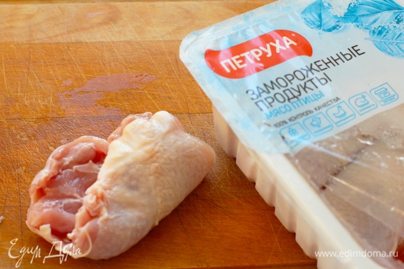 Нарежьте каждое куриное бедро ТМ «Петруха» на 3–4 части, у вас после обжарки должны получиться кусочки на один укус.
