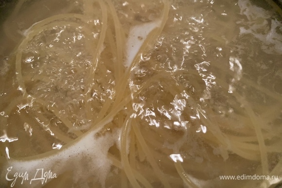 В подсоленной воде варю спагетти 7–8 минут. Смотрите рекомендации по времени на упаковке ваших спагетти.