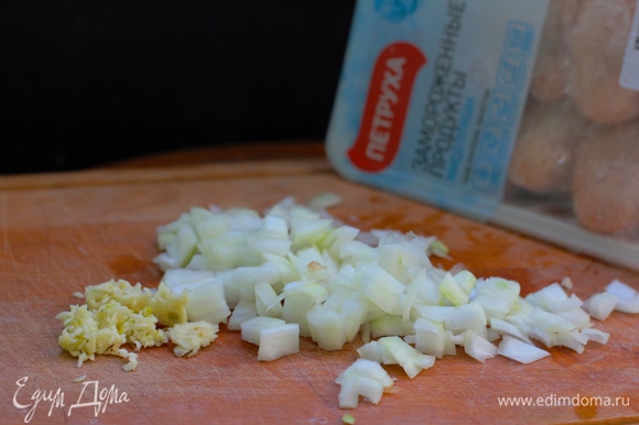 В сковороде среднего размера обжарьте измельченный чеснок и нарезанный кубиками лук на оливковом масле.