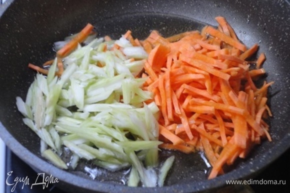В сковороде пассеровать морковь и сельдерей, выложить к капусте.