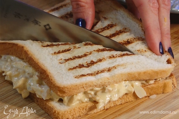 Накрыть вторым куском хлеба, разрезать пополам.