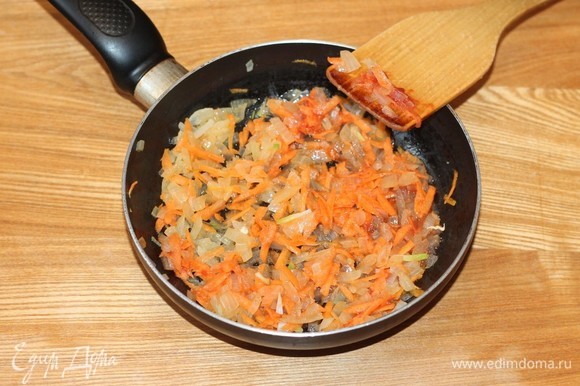 Разогреть сковороду с добавлением растительного масла (1 ст. л.) и выложить подготовленные лук и морковь. Тушить на небольшом огне 5 минут.