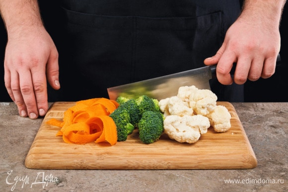 Морковь почистите и нарежьте мелкой соломкой/лентой. Брокколи и цветную капусту разделите на соцветия.